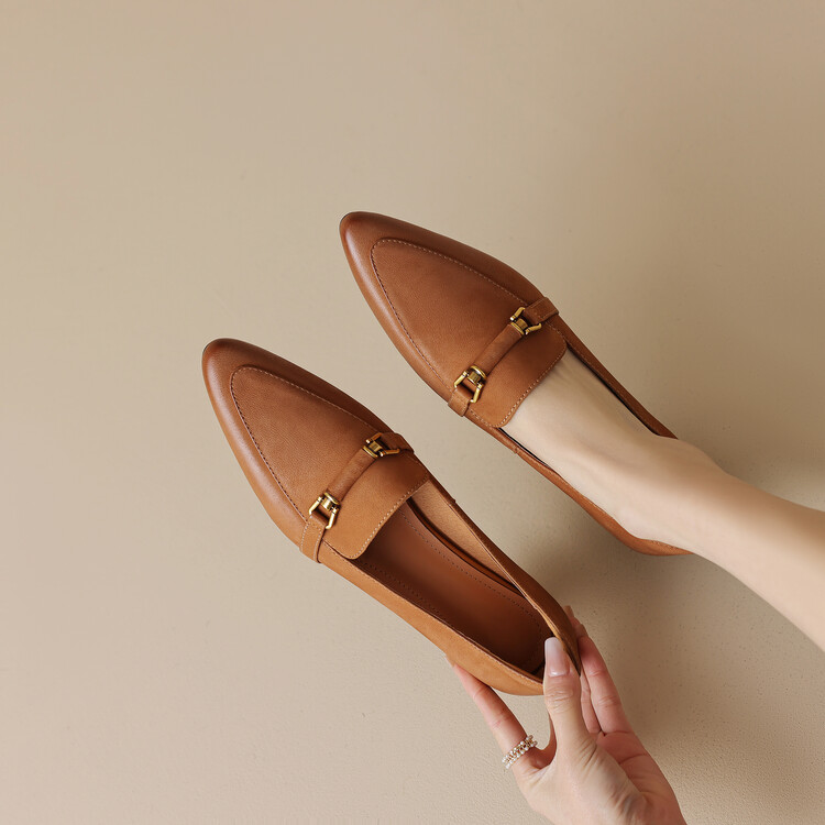 Women's Retro Pointed Toe Loafer Pumps with Metal Detail